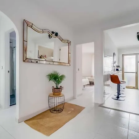 138- Stylish Coastal With Views And Pool In Apartament